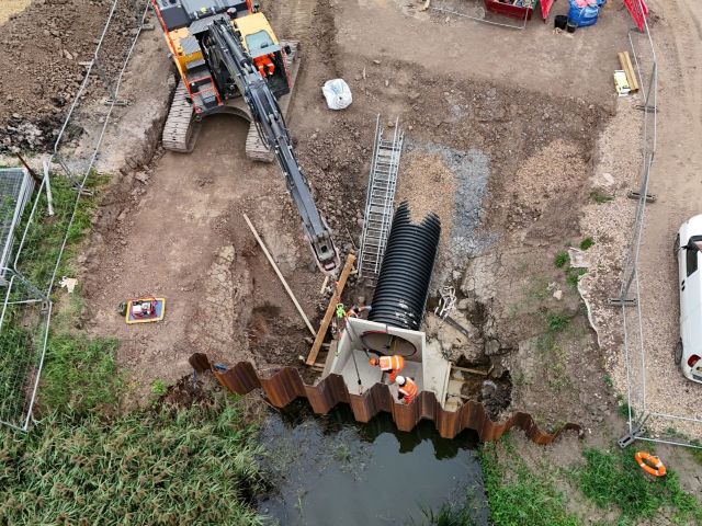 Magdalen Bridge Outfall Headwall being craned into place