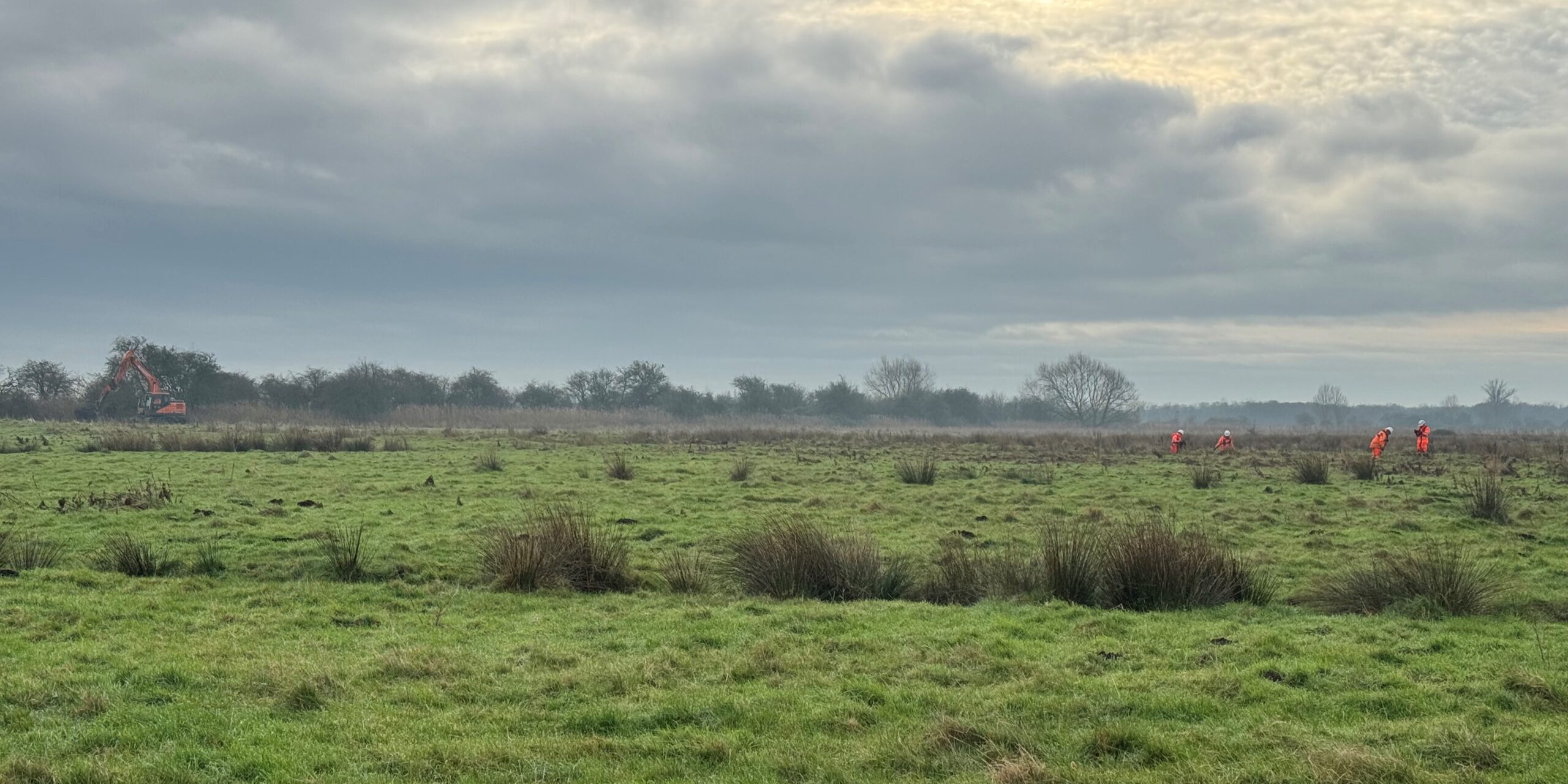 Panoramic of Environment Team undertaking the Grasswrack Pondweed rescue, witht the Excavator working tothe far left
